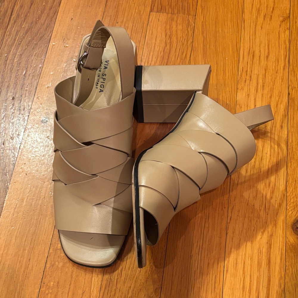 Via Spiga 
Women's Oren 2 Woven Leather Slingback Sandals Beige Strappy Heels 6